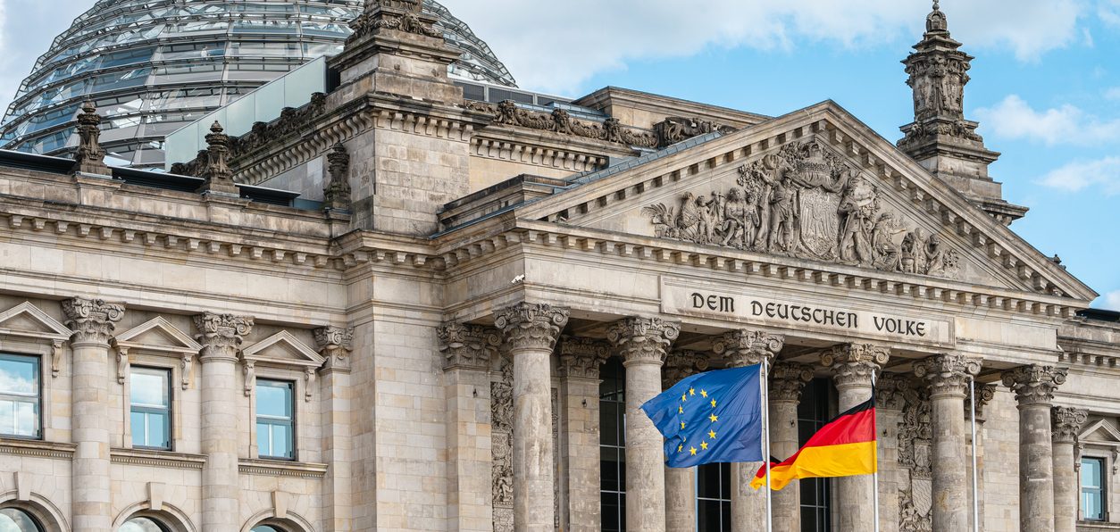3D-Druck Deutschland - 3D-Druckerei - 3D-Druckservice Reichstaggebäude mit der Europäischen und der deutschen Flagge vor der Kuppel.