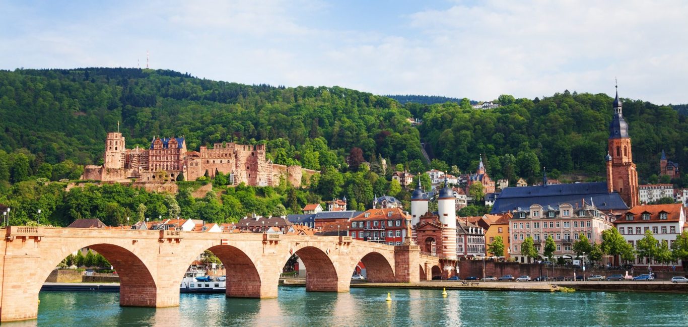 Heidelberger Alte Brücke mit Stadtansicht und Schloss im Hintergrund.